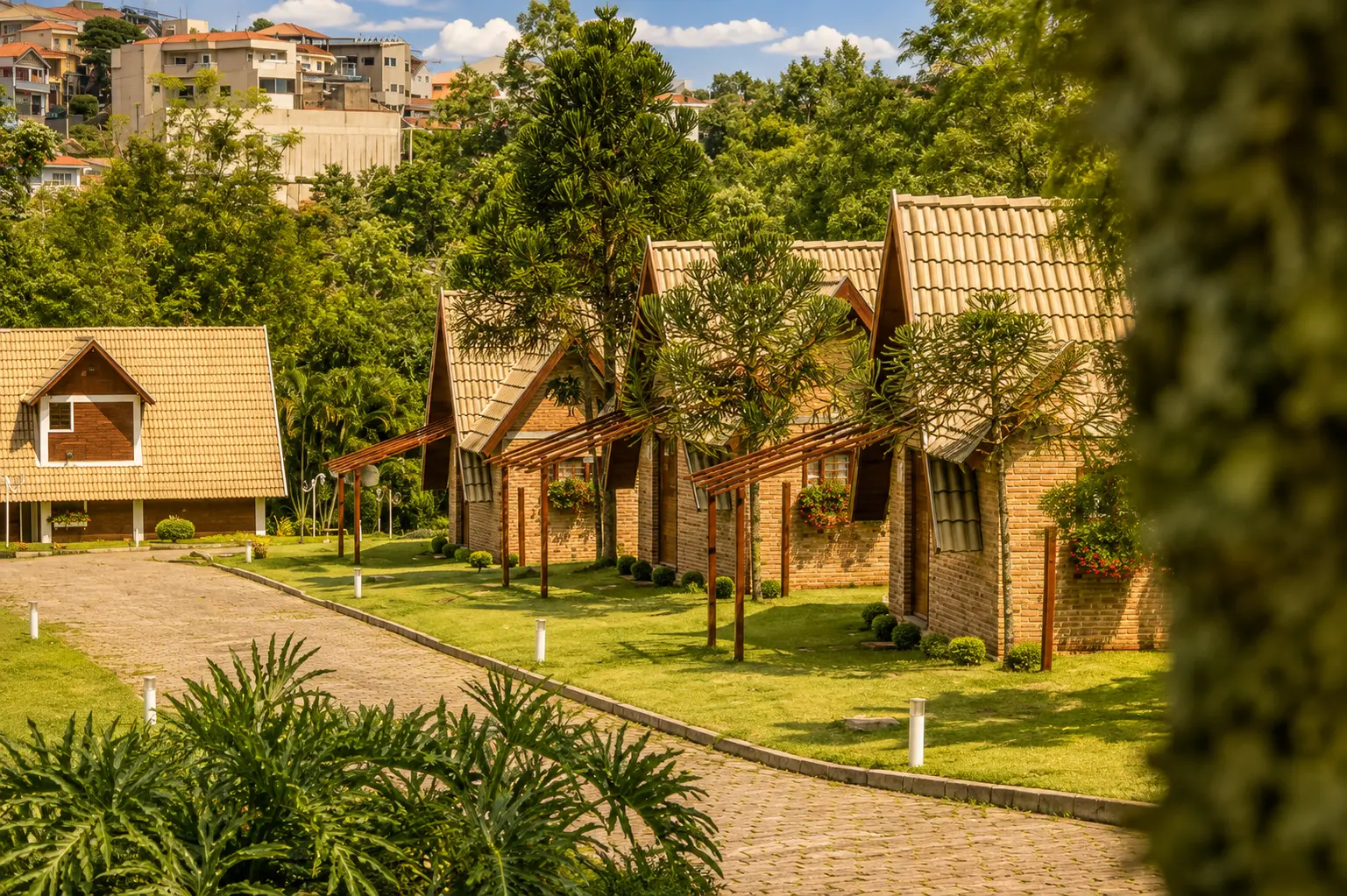 Chalés rústicos e jardins da Pousada Villa di Carpi